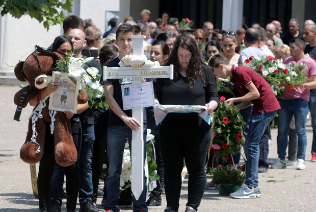 Вук на вечни починак са плишаним медом